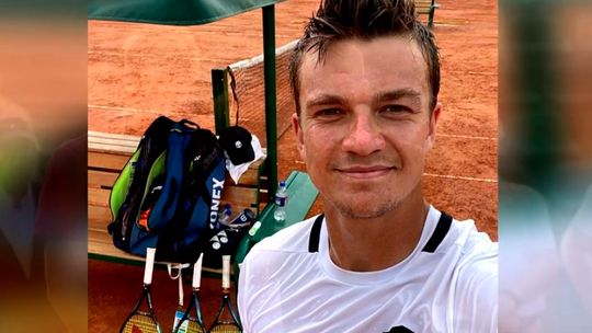 Karol Drzewiecki z pucharem challenger ATP