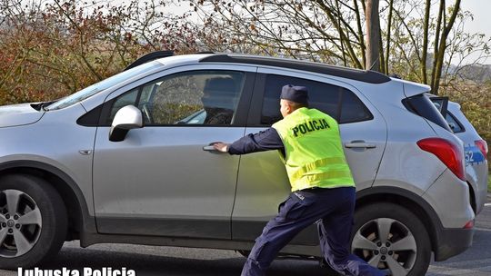 Kierowca opla próbował potrącić interweniującego policjanta! [zdjęcia]