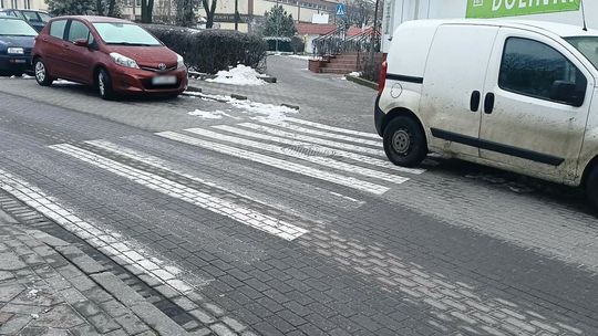 Kierowcy robią, co chcą. Parkują na przejściu dla pieszych!