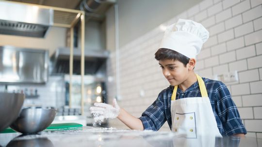 Kitchen Helper - Jakie korzyści przynosi dzieciom i rodzicom produkt marki Kids-Wood?