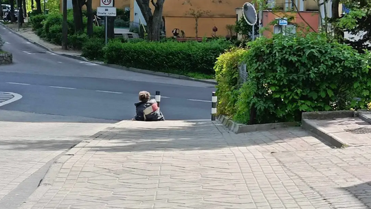 Kloszard na dobre zadomowił się na gorzowskim osiedlu!