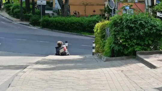 Kloszard na dobre zadomowił się na gorzowskim osiedlu!