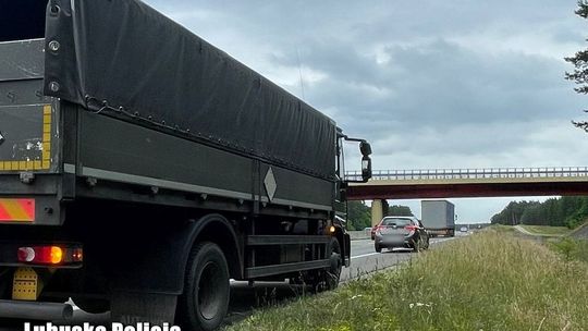 Kobieta doprowadziła do zderzenia z wojskową ciężarówką!