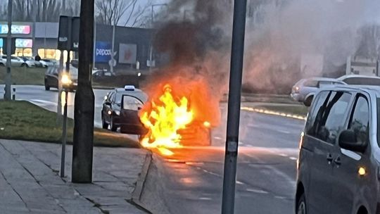 Kolejny samochód stanął w ogniu!