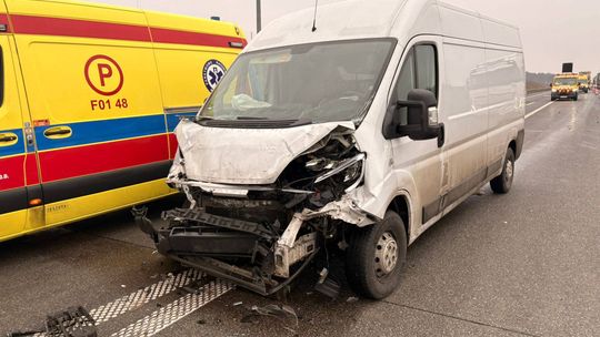 Kolizja na autostradzie A2. Bus uderzył w ciężarówkę