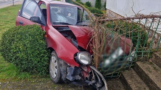 Kompletnie pijana wjechała autem w ogrodzenie