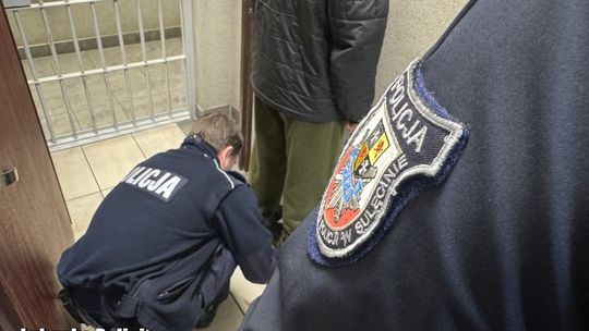 Kradli metodą na tak zwany „bloker” – zostali ustaleni i zatrzymani przez policjantów