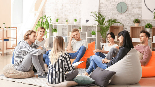 Lustro, kotwica, kompas: Trzy role grupy w procesie zdrowienia z nałogu