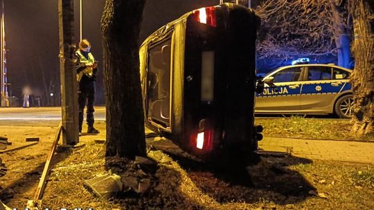 Mając dwa promile dachował na przejeździe kolejowym i uciekł – policjanci szybko zatrzymali pijanego kierowcę