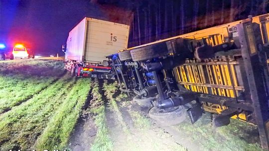 Mając dwa promile wywrócił ciężarówkę na autostradzie. Zatrzymali go policjanci