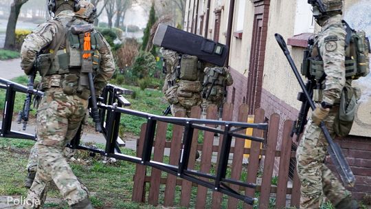 Mieli handlować znacznymi ilościami narkotyków. 15 osób oskarżonych w Gorzowie