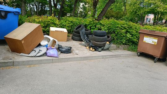 Mieszkańcy mają dość. Ktoś podrzuca im śmieci pod śmietniki
