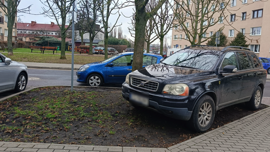 Mieszkańcy oburzeni! Samochody rozjeżdżają trawniki