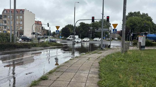 Mieszkańcy po kolana w wodzie. Problem powraca po każdej ulewie