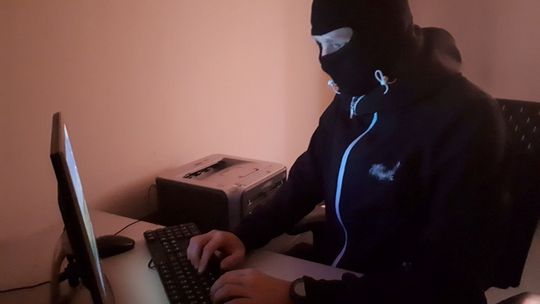 Mieszkańcy tracą oszczędności przez jeden kod. Policja ostrzega