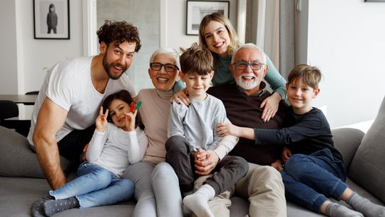 Miliardy złotych długu. Seniorzy zadłużają się, żeby pomóc bliskim