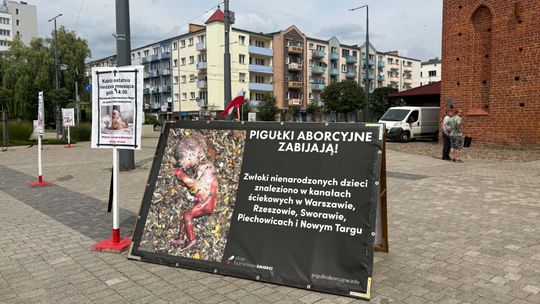Modlitwa różańcowa przed katedrą w Gorzowie. Zgromadzenie w niedzielę
