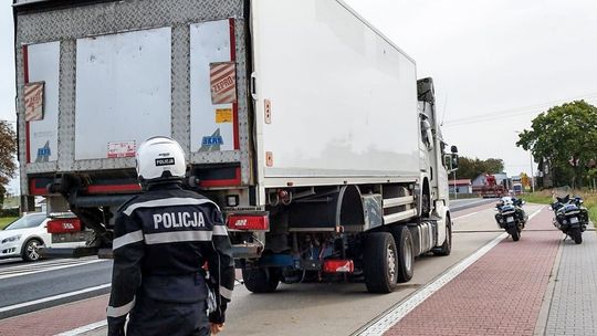 Mogło dojść do drogowej tragedii - niebezpieczny transport przerwany przez policjantów