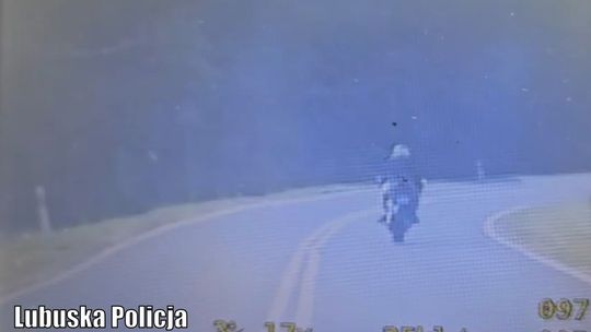 Motocyklista pędził przez miejscowość. Policja nie miała litości