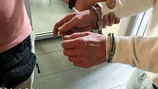 Na widok radiowozu rzucił się do ucieczki. Policjanci szybko go dopadli
