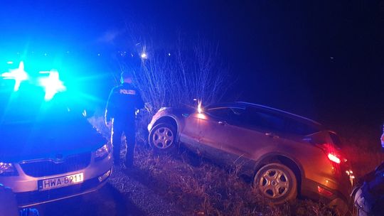 Nadjeżdżający pociąg zablokował drogę ucieczki złodzieja samochodów