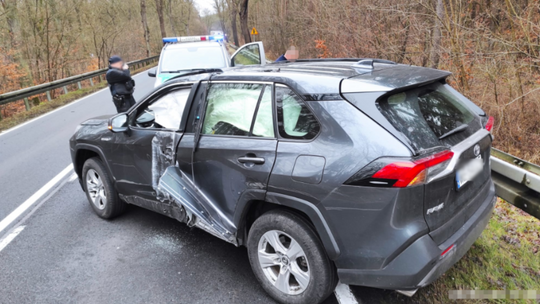 Nie zatrzymał się do kontroli, rozbił auto i trafił w ręce funkcjonariuszy