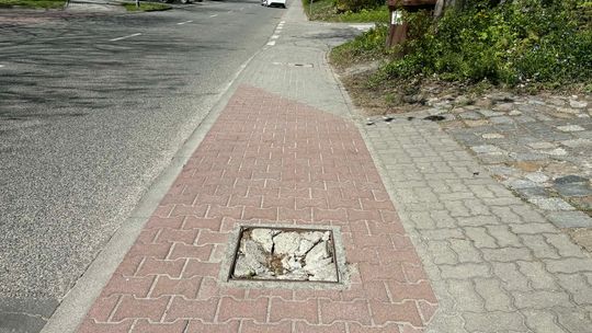 Niebezpieczna pułapka na chodniku. Mieszkańcy pytają, kto za to odpowiada