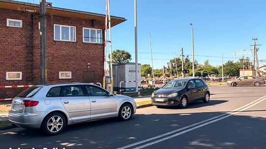 Niebezpieczna sytuacja przy przejeździe kolejowym. Policja musiała interweniować