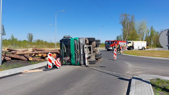 Niebezpieczne zdarzenie. Wypadek ciężarówki wiozącej drewno