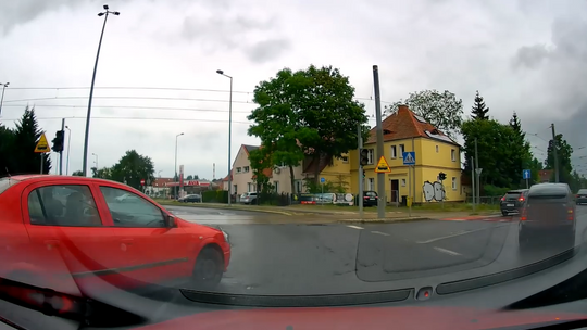 Niebezpieczny manewr na rondzie w Gorzowie. Wszystko nagrała kamera