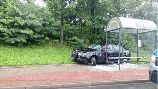 Niebezpieczny wypadek. Samochód osobowy wjechał w przystanek