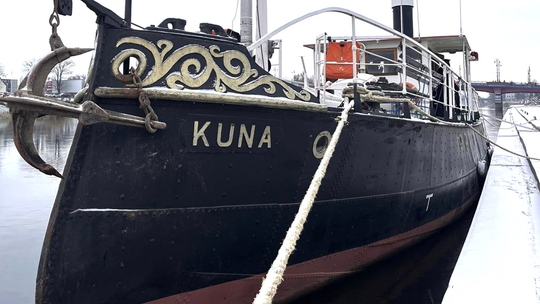 Niecodzienna atrakcja na bulwarze. Statek otwiera swoje sekrety