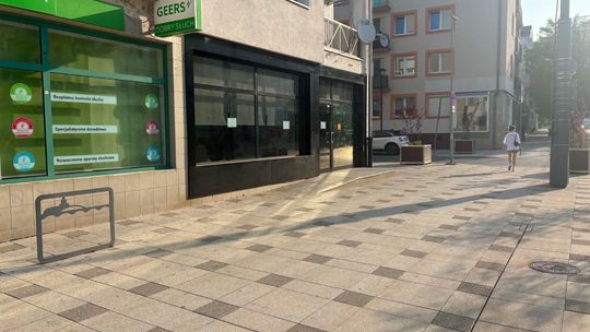 Niepokojący widok w centrum Gorzowa. Kolejny lokal szuka najemcy