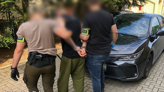 Niepozorny dostawczak wzbudził podejrzenia mundurowych. W części ładunkowej czekała niespodzianka