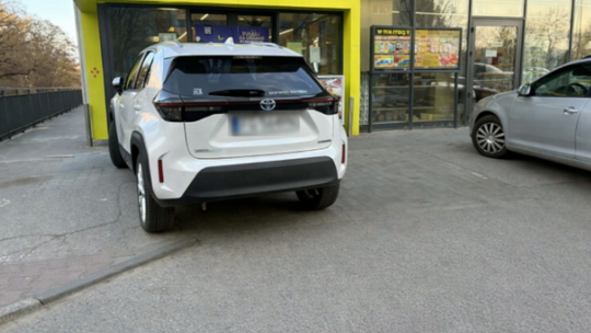 Nietypowe parkowanie przy sklepie w Gorzowie. Auto stanęło tuż przy wejściu