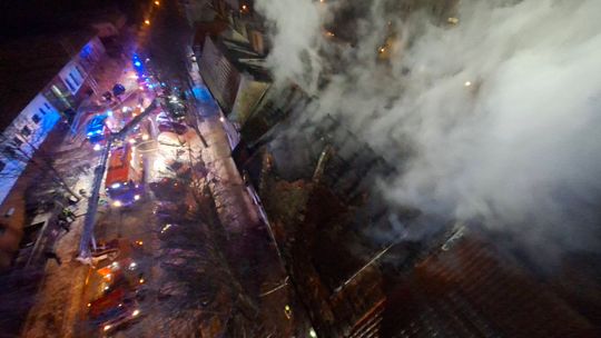 Ogień pojawił się w jednej z kamienic. Służby działały nad ranem Ogień pojawił się w jednej z kamienic. Służby działały nad ranem