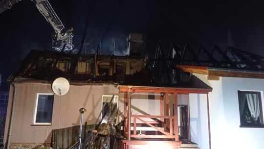 Ogień strawił dach i poddasze. Trwa pomoc dla poszkodowanej rodziny