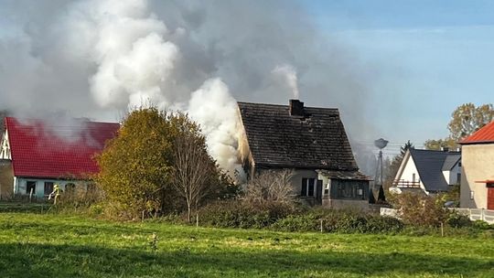 Ogień zajął budynek. Człowiek spał w środku, pomoc przyszła z drogi