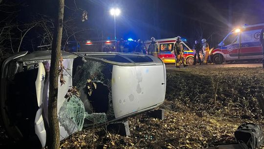 Pijany kierowca dachował w Białczu. W aucie było ośmioletnie dziecko