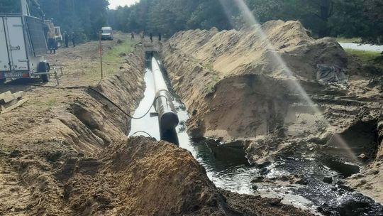 Pijany operator koparki uszkodził rurociąg z ropą.