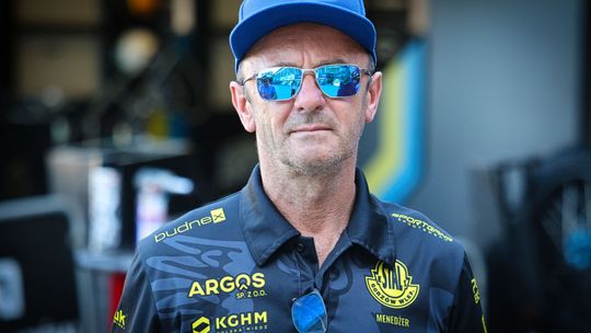 Piotr Świst uspokaja kibiców Stali Gorzów po pogromie w Toruniu