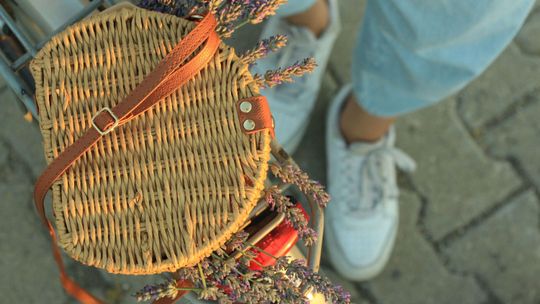 Pleciona torebka – jak wybrać model, który będzie modny nie tylko przez jeden sezon?