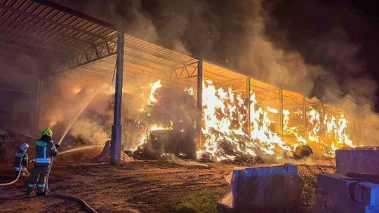 Podpalenie hali ze słomą. Policja zatrzymała podejrzanego po kilku godzinach
