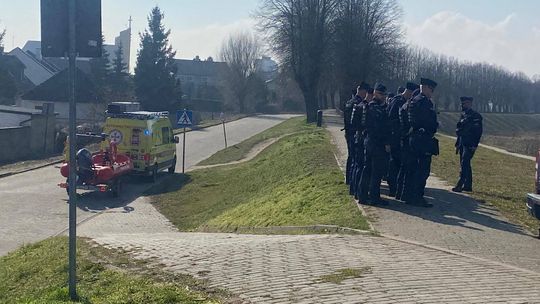 Policja i strażacy szukają osoby, która skoczyła z mostu do Odry