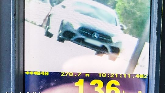 Policja: „To mogło skończyć się tragedią” – kierowca pędził prawie 100 km/h za szybko