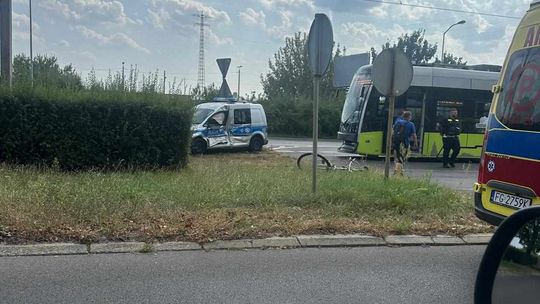 Policjanci pod kołami tramwaju