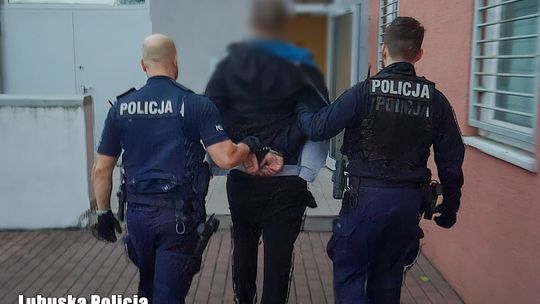 Policjanci w czasie wolnym od służby zatrzymali poszukiwanego przez Sąd