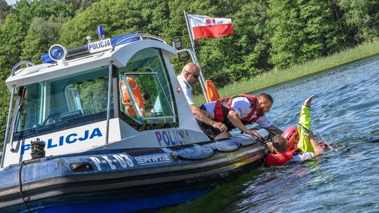 Policjanci wspólnie z ratownikami pomogli mężczyźnie, który stracił siły na środku jeziora