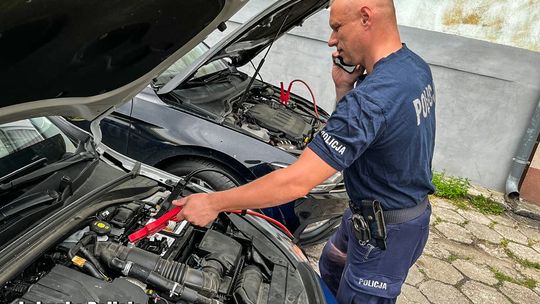 Policjant pomógł kierowcy w potrzebie. Wystarczyła szybka reakcja