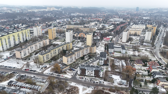 Ponad 100 miejsc parkingowych zniknęło przy blokach. Mieszkańcy czekają na rozwiązanie